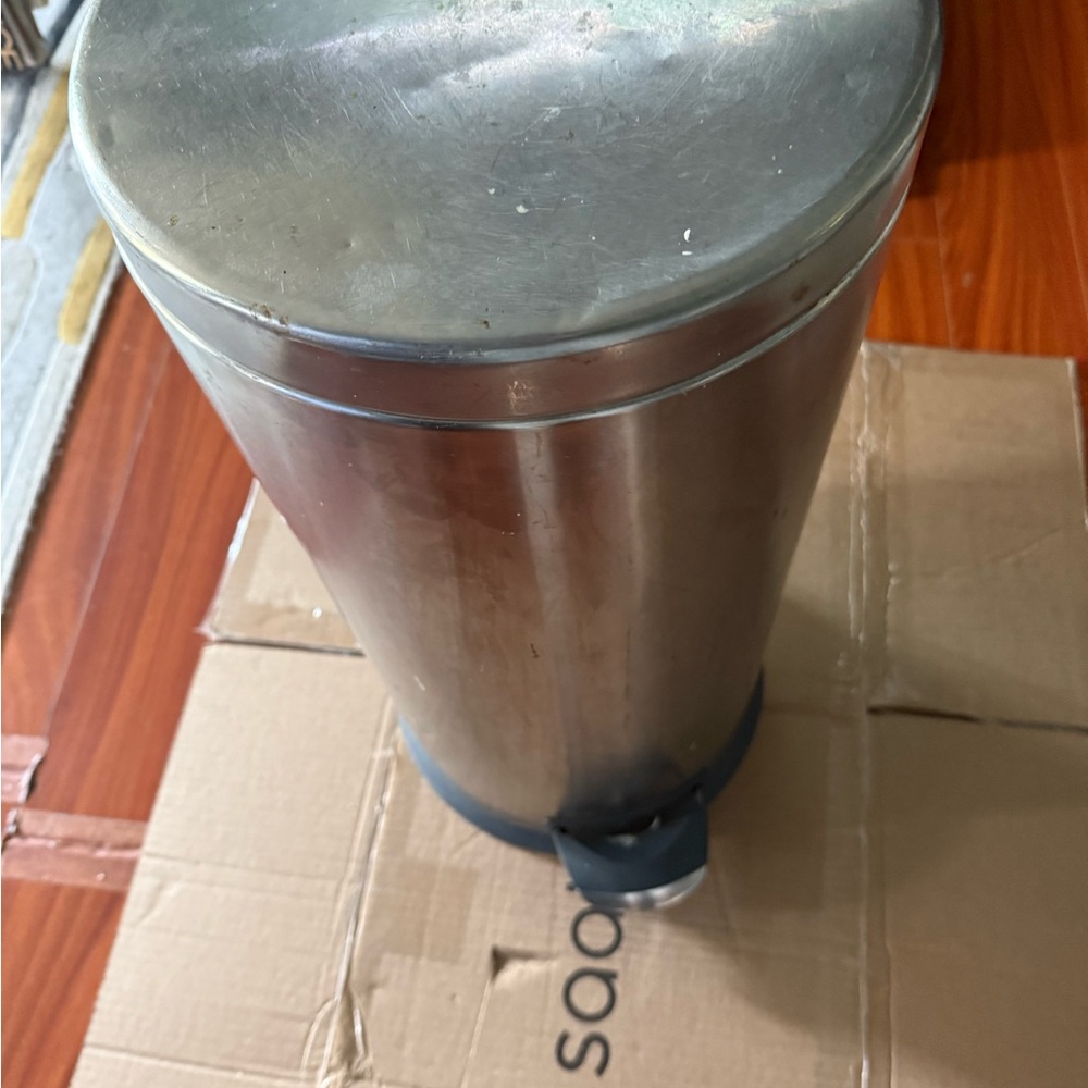 Sleek Silver Dining Tumbler with Insulated Design